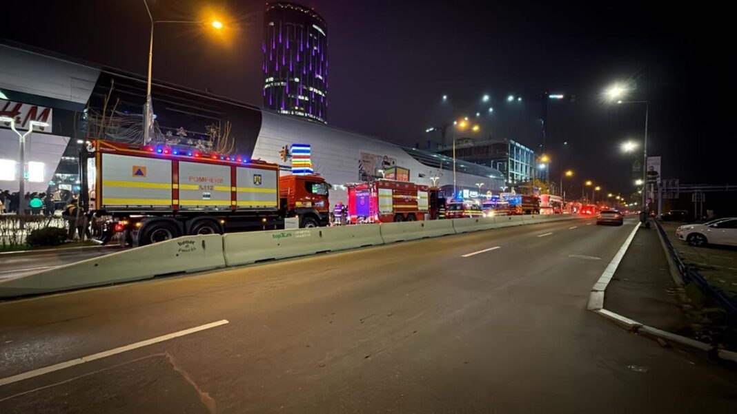 Incendiu la un mall din Capitală. Persoanele din interior, evacuate