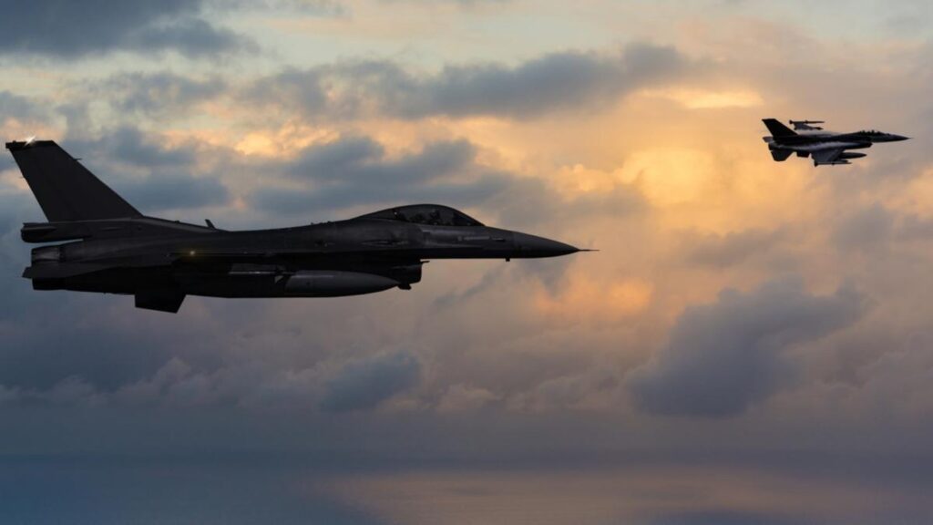 Noi atacuri cu drone în Ucraina, la granița cu România. Armata a ridicat în aer două avioane F-16.