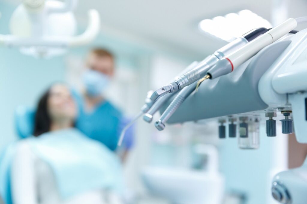 Serviciile stomatologice vor putea fi decontate în spitalele de stat, promite ministrul Sănătăţii
