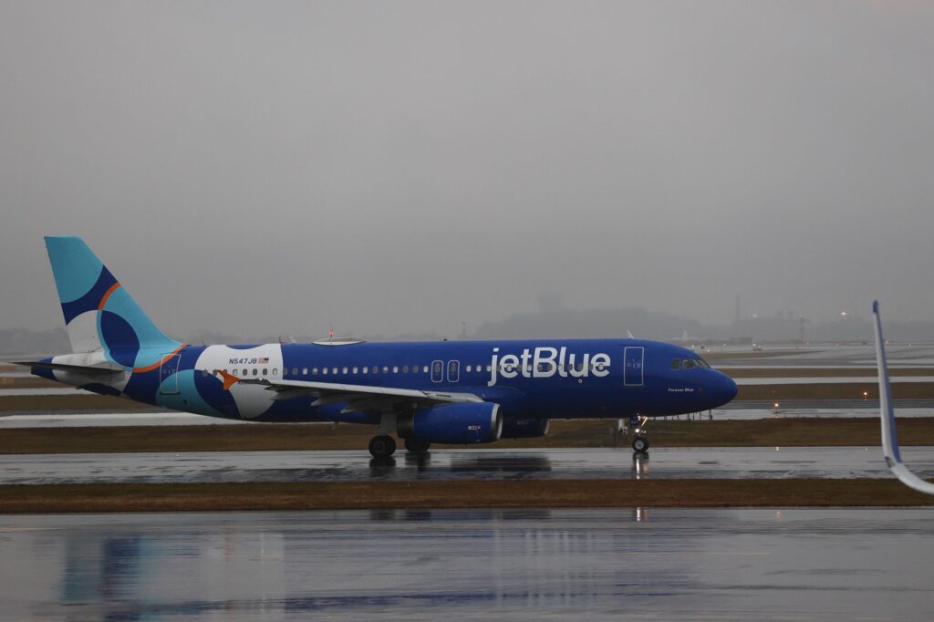 Un avion JetBlue a evitat coliziunea cu o aeronavă militară americană lângă Venezuela
