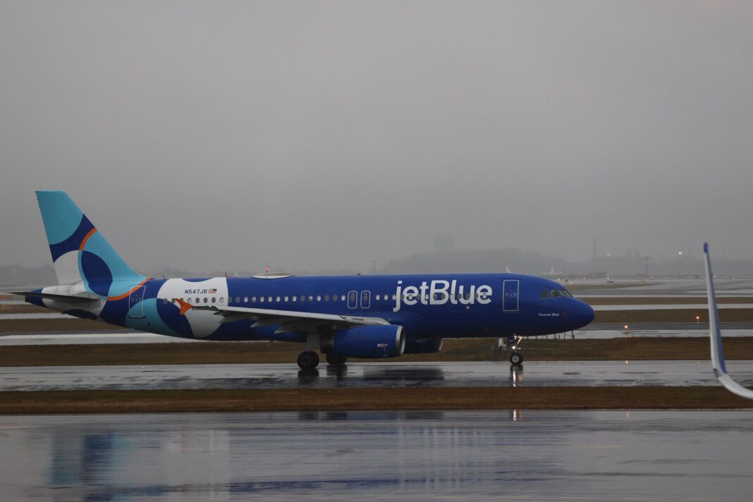 Un avion JetBlue pe pista Aeroportului Internațional Boston Logan pe 2 decembrie 2025