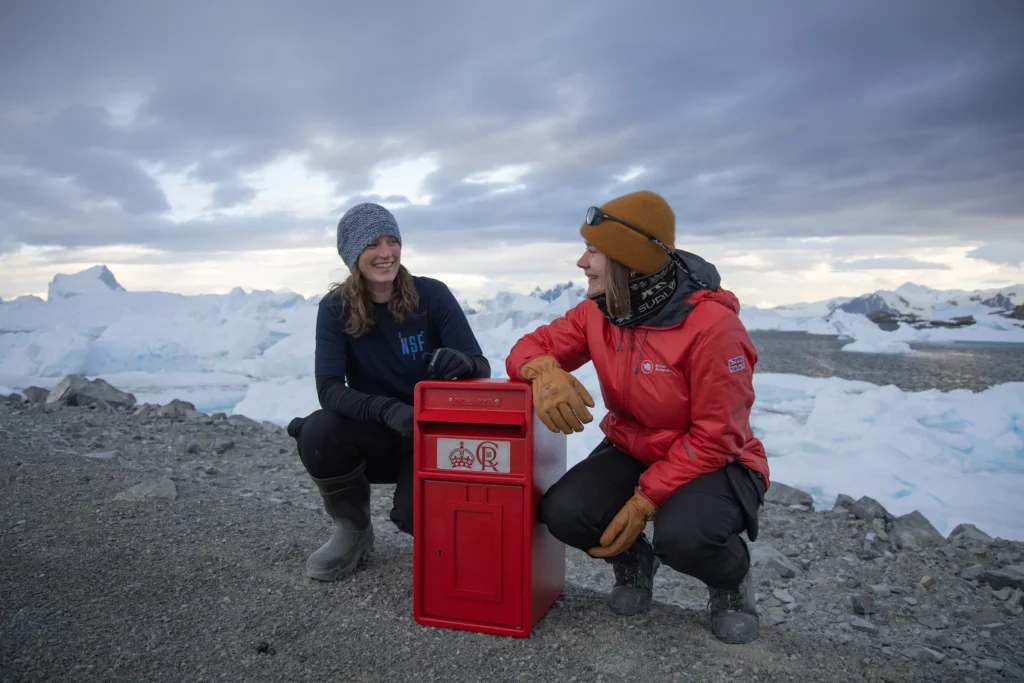 Regele Charles a dăruit cercetătorilor din Antarctica o cutia poștală regală autentică