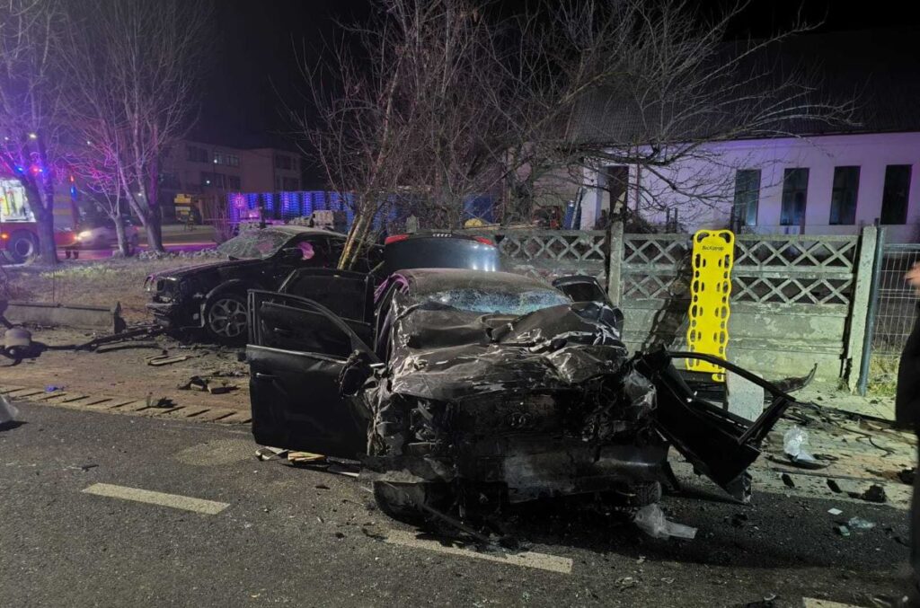 Doi tineri au murit după ce un șofer a pătruns pe contrasens într-o curbă și a lovit altă mașină