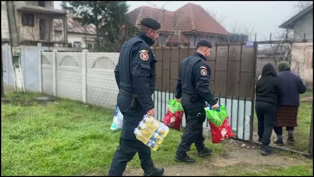 (Video) Jandarmii craioveni, Moș Crăciun pentru familii în dificultate din Ghercești și Ungureni