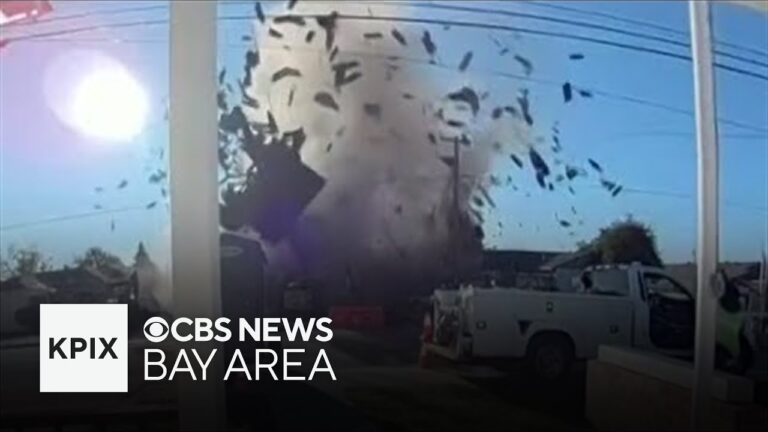 (Video) O casă a sărit în aer, rănind șase persoane, după ce un muncitor a lovit o conductă de gaz cu excavatorul