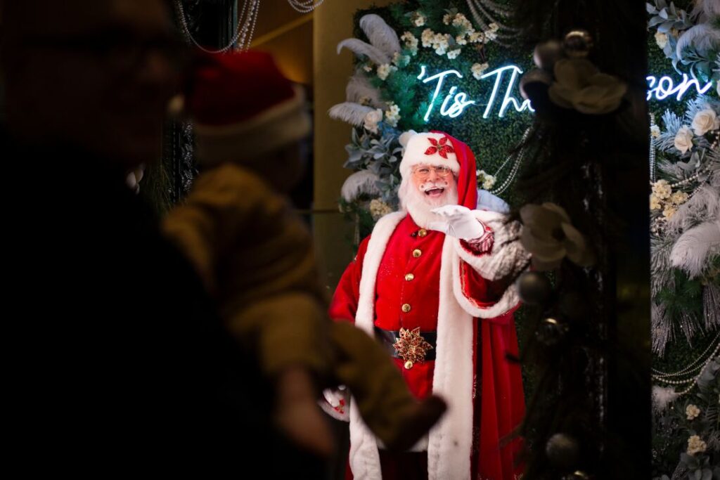 Moș Crăciun i-a întâmpinat pe copii și părinții lor în holul spațios al hotelului Marriott Marquis din Manhattan, pe 15 decembrie