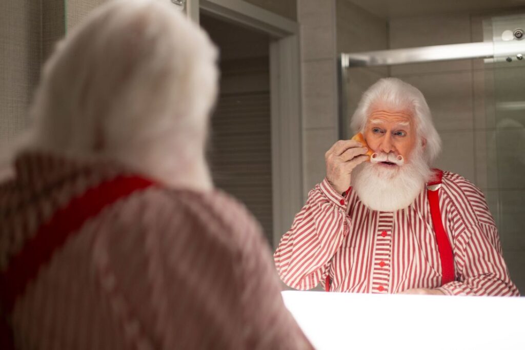 Moș Crăciun și-a aplicat machiaj ușor în formă de clătită și fard de obraz înainte de o apariție pe 15 decembrie la New York