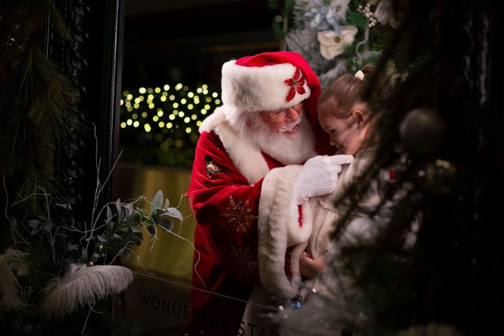 „Odată ce îl simți pe Moș Crăciun în inima ta, oricine poate fi Moș Crăciun”, spune Tim Connaghan, un veteran al circuitului Kriss Kringle, care luna aceasta i-a întâmpinat pe copii și pe părinții lor la Marriott Marquis din Manhattan