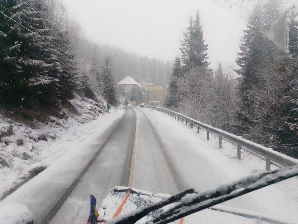 DRDP Craiova: Ninsori viscolite în zonele montane, deszăpezirea se desfășoară în condiții dificile