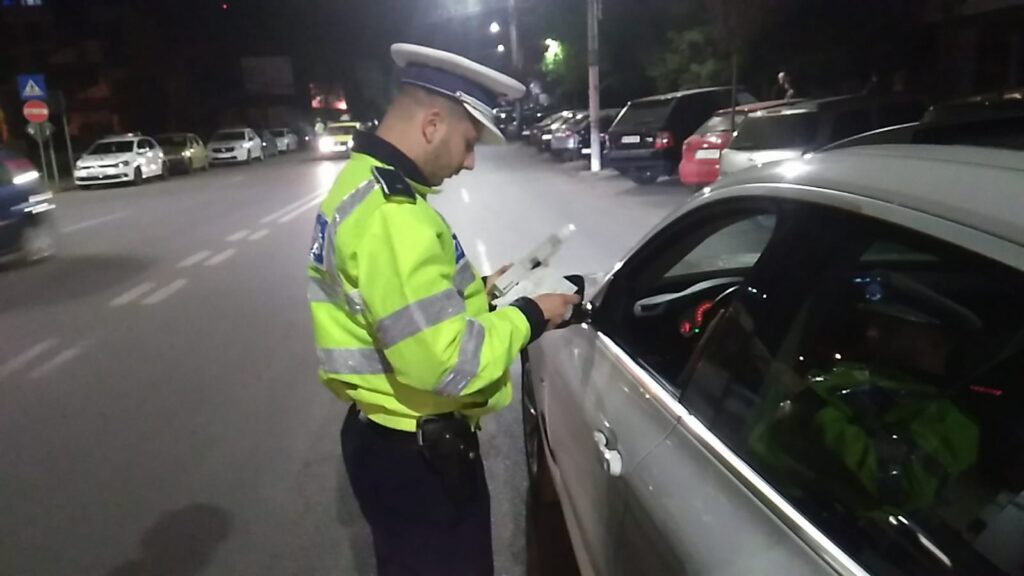 A condus fără permis până a fost prins de polițiștii doljeni
