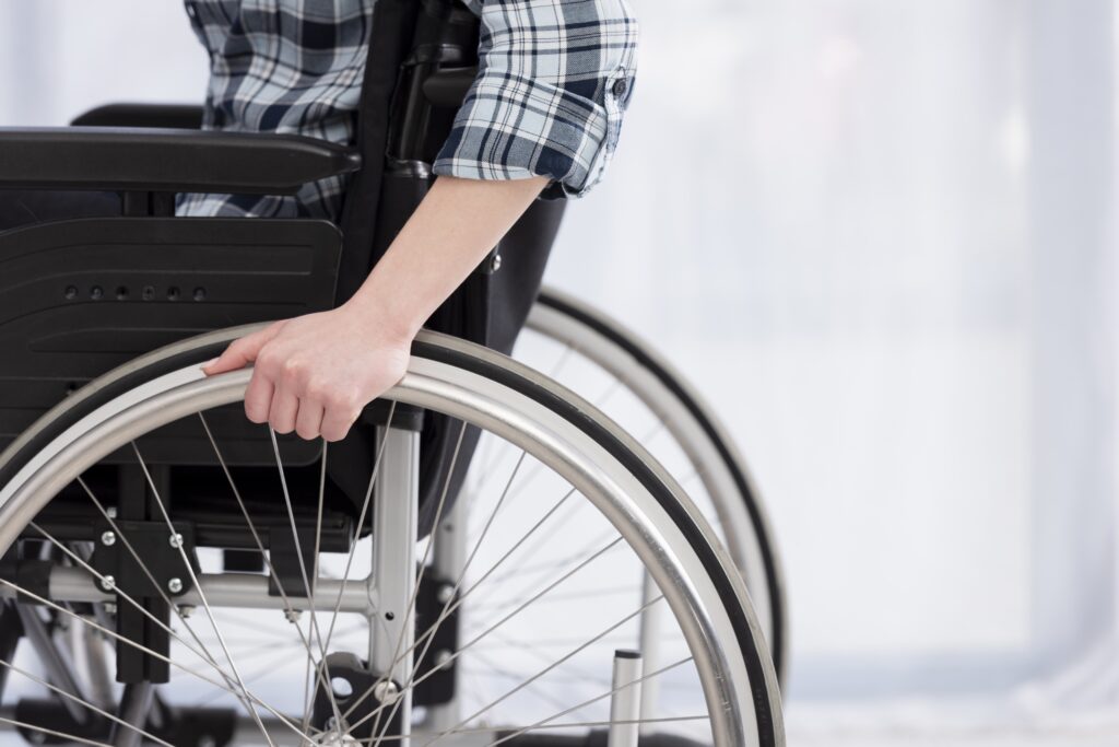 Primăria Râmnicu Vâlcea asigură plata integrală a indemnizațiilor pentru persoanele cu handicap grav, în ciuda constrângerilor bugetare