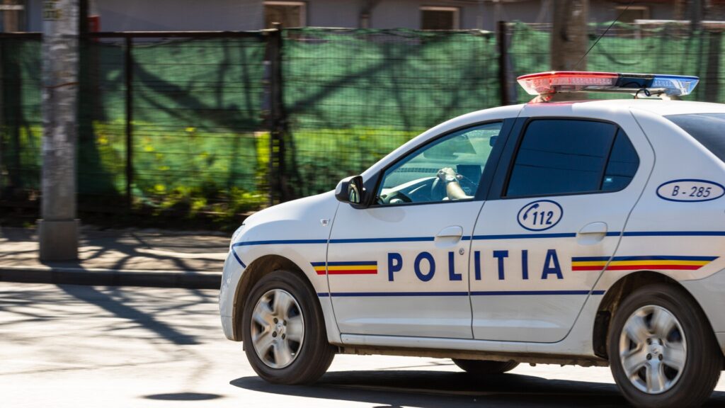 Un șofer nu a oprit la semnalul polițiștilor și a fost urmărit 12 km! Ce au descoperit după ce l-au prins