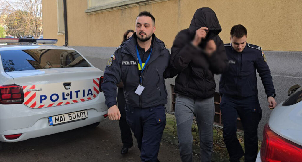 Polițist arestat după ce a bătut în sediu poliției un bărbat care se certase cu soția