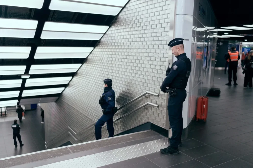 Român arestat la Paris, după ce a atacat cu un ciocan doi pasageri la metrou