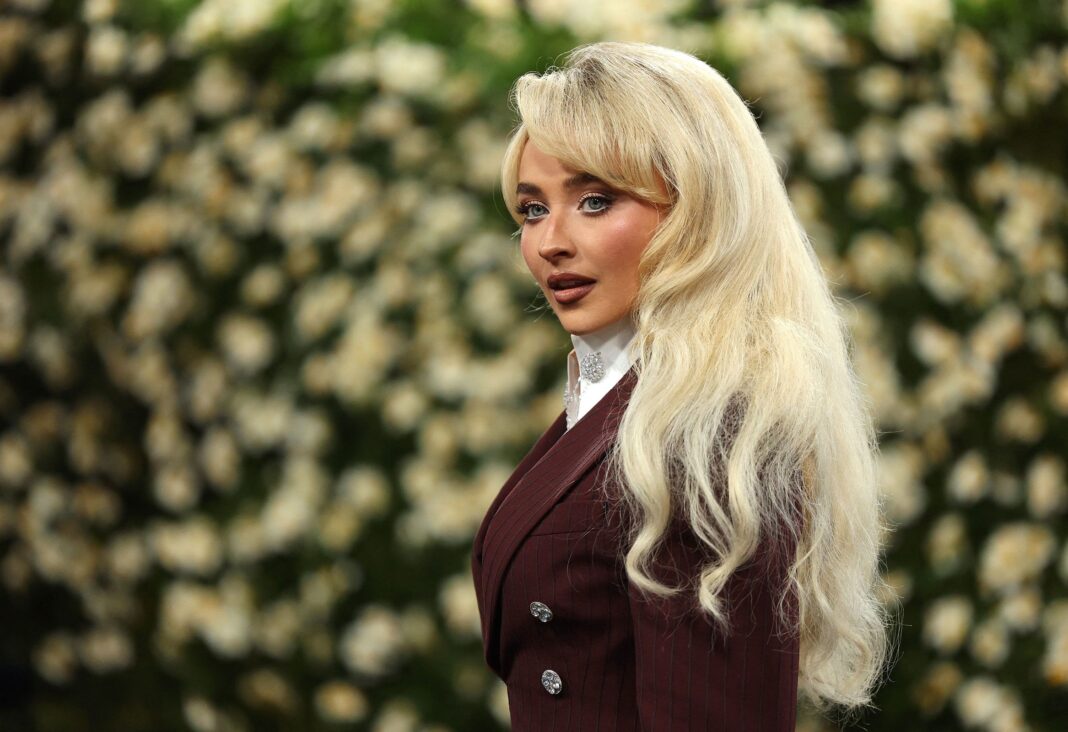 Sabrina Carpenter pozează în timpul Galei Met de la New York, pe 5 mai 2025