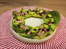 Salată festivă cu ton, rodii și avocado 