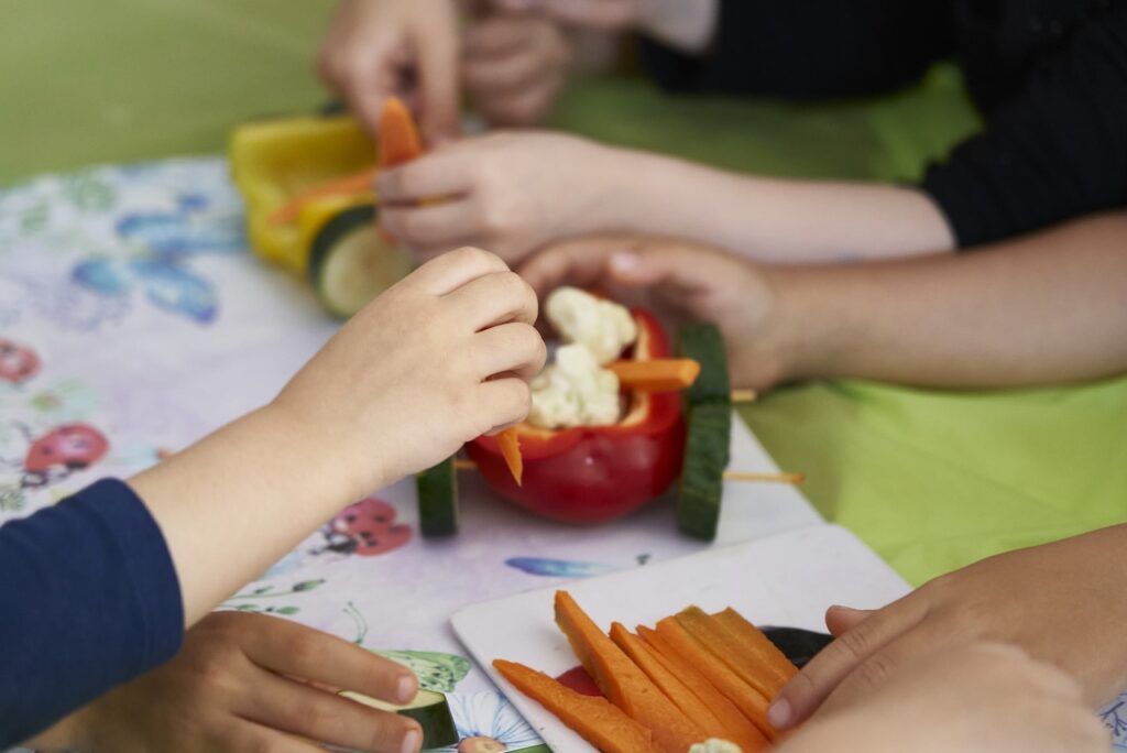 Copiii între 1 și 3 ani trebuie să evite alimentele dulci și fast-food-ul: noile reguli ale Ministerului Sănătății pentru o alimentație sănătoasă