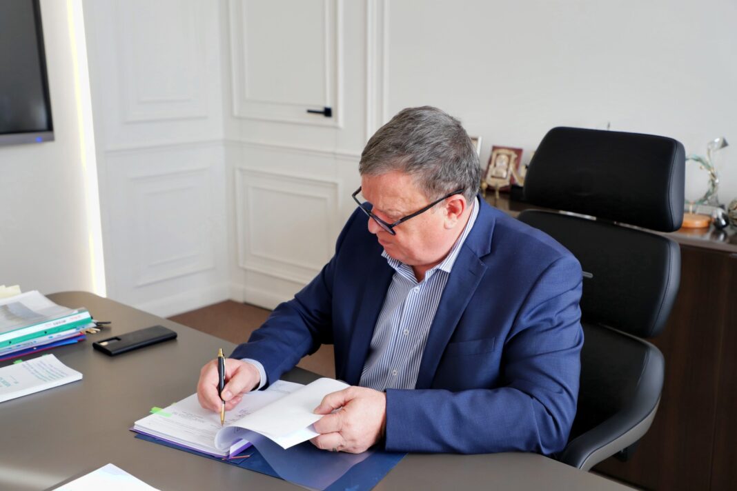 Contractul de execuție, semnat de primarul Mircia Gutău