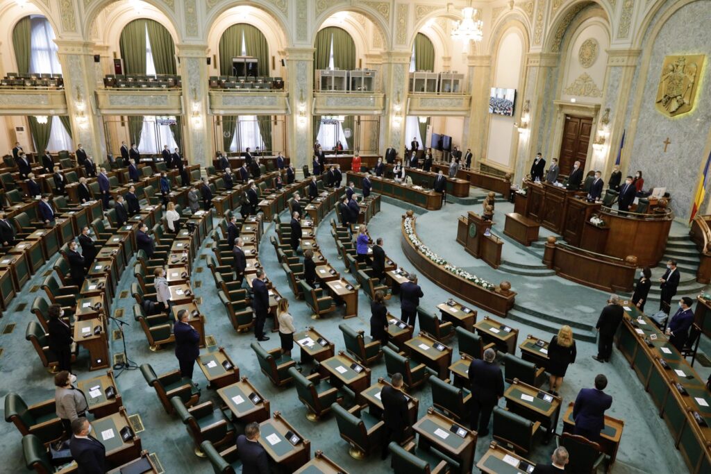 Proiect de lege adoptat în Senat: Amenzi pentru comportament „agresiv și recalcitrant” în instituțiile publice