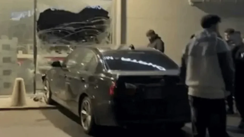 2.800 lei amendă pentru un șofer care a intrat cu mașina în vitrina unui magazin făcând drifturi