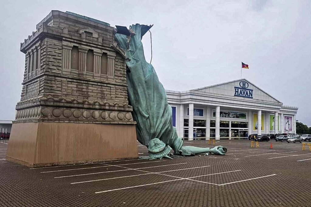O statuie s-a prăbușit într-o parcare în timpul unei furtuni