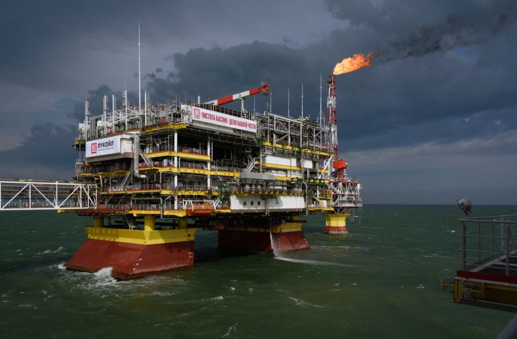 Ucraina extinde atacurile asupra infrastructurii energetice ruse: prima lovitură asupra unei platforme petroliere din Marea Caspică