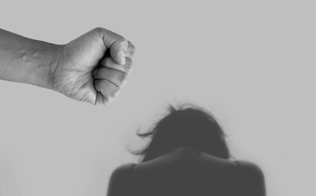 Bărbat violent din Râmnicu Vâlcea, arestat preventiv după mai multe incidente succesive