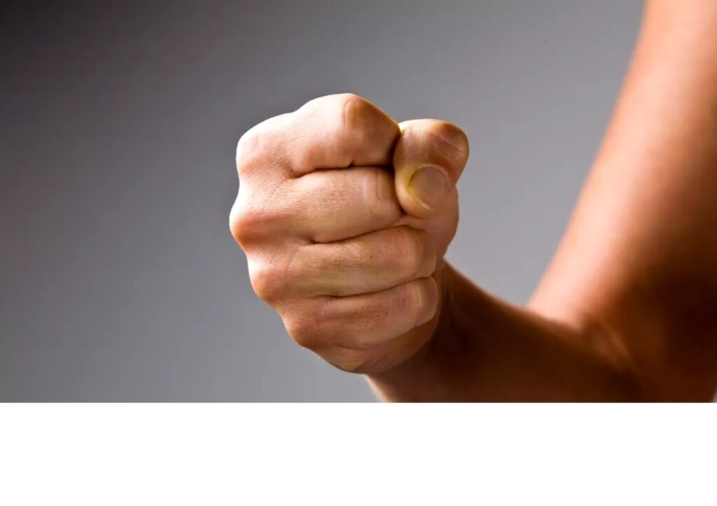 Femeie din Arad, agresată de concubin pe un teren viran din Târgu Jiu