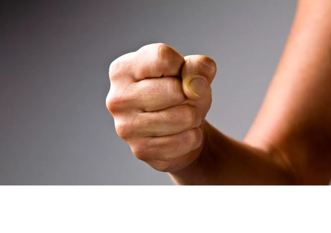 Un bărbat și-a amenințat mama cu moartea