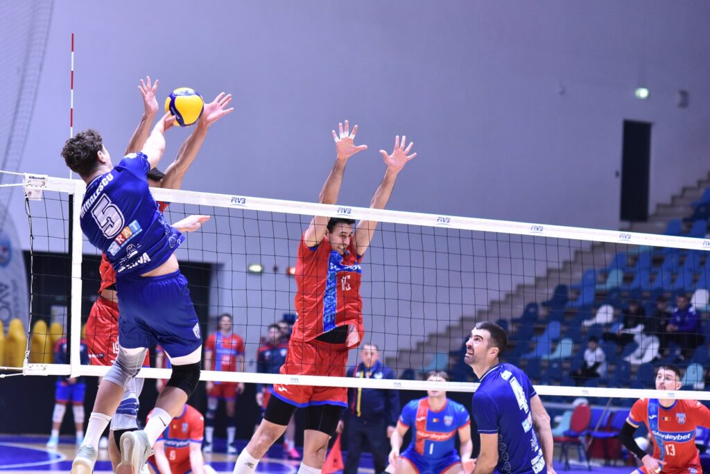 Volei (m) / SCMU Craiova i-a luat doar un set Stelei