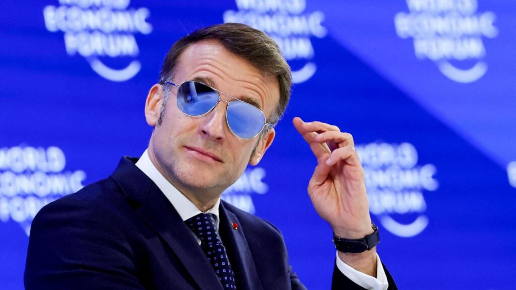 De ce a purtat Emmanuel Macron ochelari de soare în interior, la Davos? Motivul real din spatele apariției care a stârnit valuri
