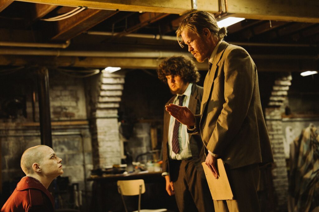 Emma Stone, Aidan Delbis și Jesse Plemons în „Bugonia”