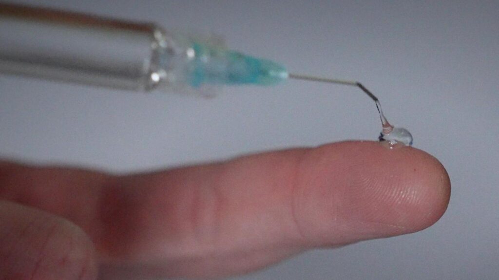 Gelul este limpede sau transparent, ceea ce permite o vedere mai bună