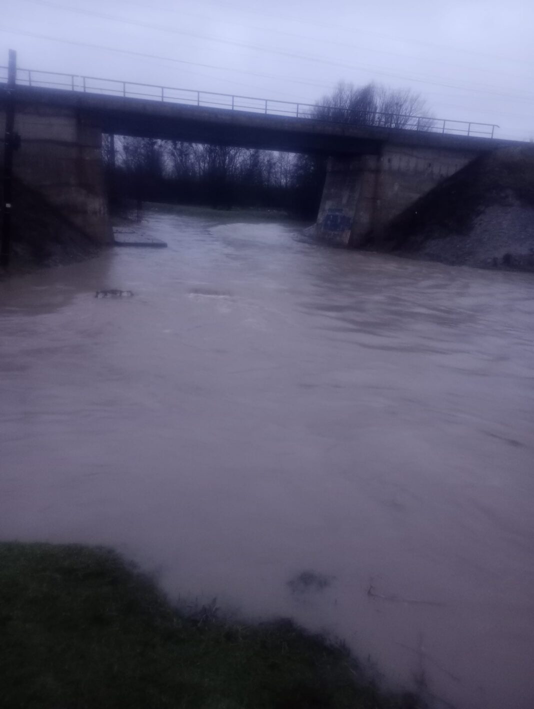 Precipitațiile au provocat creșteri de debite pe pârâul Teslui