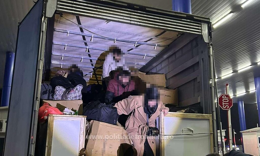 (VIDEO) Dolj: 26 de cetățeni străini depistați încercând să intre ilegal în România, ascunși într-un camion