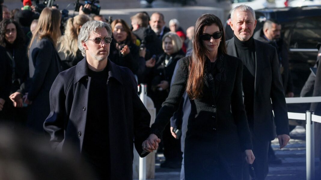 Actrița Anne Hathaway și soțul ei, Adam Shulman, la ceremonia de înmormântare a creatorului de modă italian Valentino Garavani