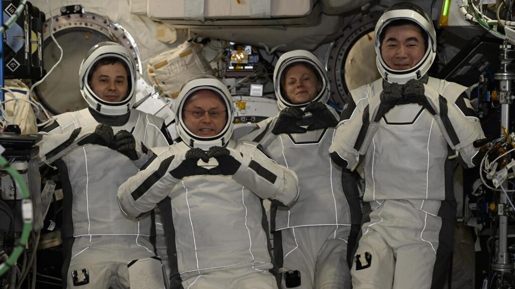 (VIDEO) Astronauții NASA încep o evacuare medicală „dulce-amară” de pe Stația Spațială Internațională