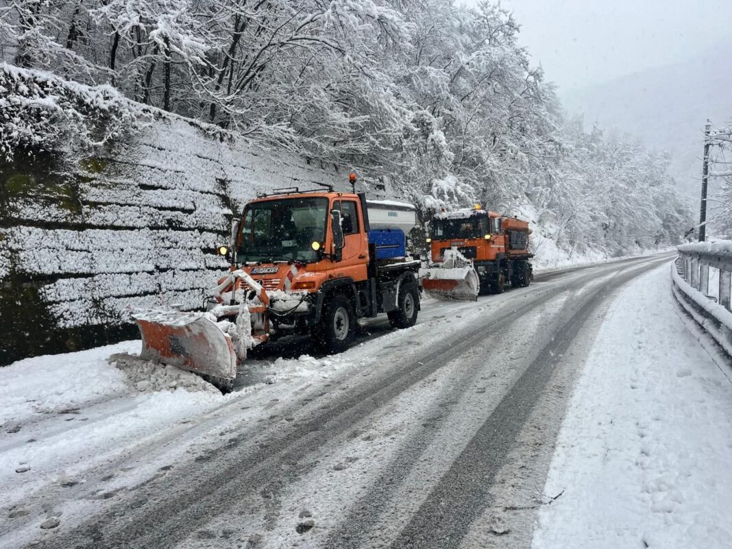 Recomandări pentru șoferi, pe fondul drumurilor acoperite cu zăpadă și gheață
