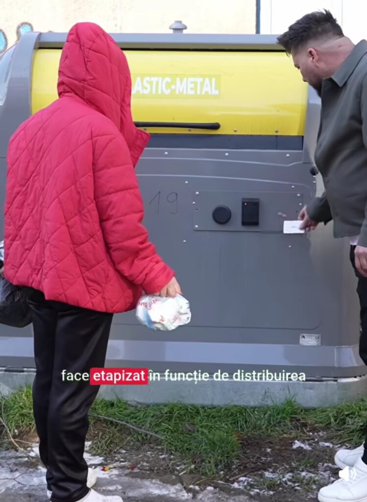 Craiovenii, învățați de operatorul de salubritate cum să arunce gunoiul