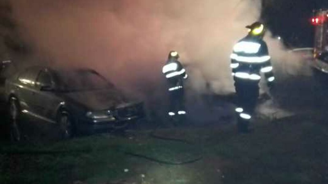 Incendii la trei autoturisme, în Râmnicu Vâlcea. Pompierii au intervenit de urgență