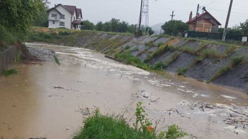 Risc de inundații pe râurile din bazinul Jiului. Cod galben în Mehedinți și Dolj