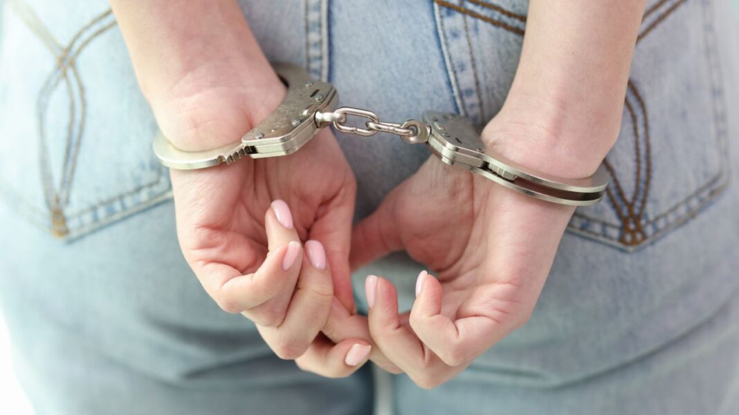 O femeie de 38 de ani din municipiul Râmnicu Vâlcea a fost reținută