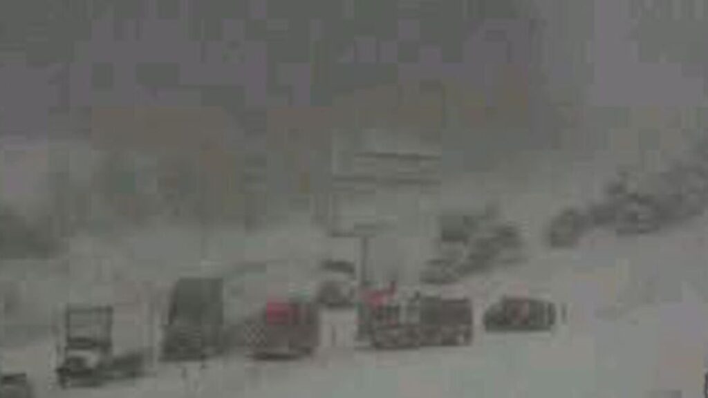 (VIDEO) Carambol cu peste 100 de vehicule pe autostrada I-96 din Michigan. Drumul a fost complet închis