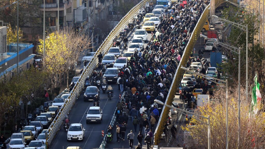 Ciocniri mortale între protestatari și forțele de securitate în Iran, pe fondul tulburărilor economice