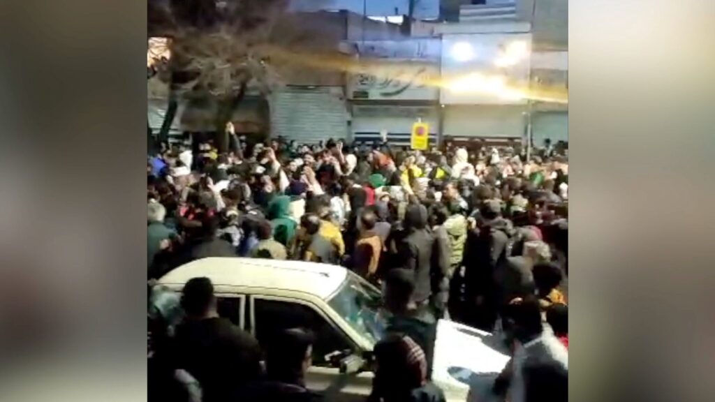 (VIDEO) Ciocniri violente în Iran: protestele antigubernamentale se extind în întreaga țară