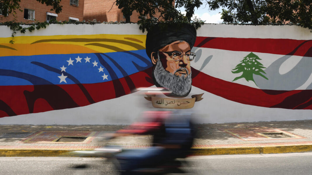 O pictură murală care îl înfățișează pe regretatul lider Hezbollah, Hassan Nasrallah, împodobește un perete din Caracas, Venezuela