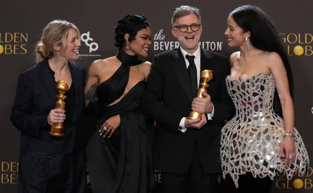 Sara Murphy, de la stânga la dreapta, Teyana Taylor, Paul Thomas Anderson și Chase Infiniti pozează în sala de presă cu premiul pentru cel mai bun film - musical sau comedie pentru filmul „One Battle After Another” în cadrul celei de-a 83-a ediții a Globurilor de Aur, duminică, 11 ianuarie 2026, la Beverly Hilton din Beverly Hills, California