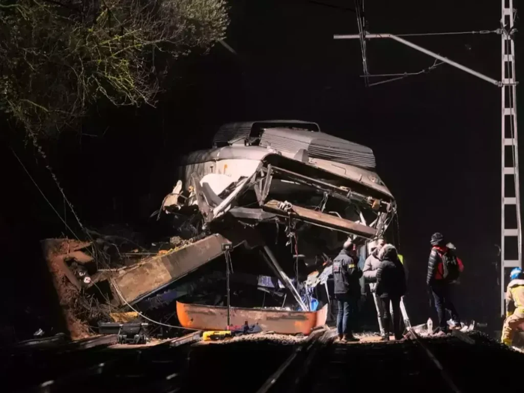 Un mort și 37 de răniți, după ce un tren a lovit un zid, lângă Barcelona