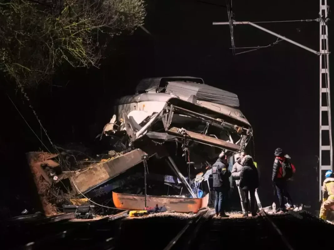 Un mort și 37 de răniți, după ce un tren a lovit un zid, lângă Barcelona