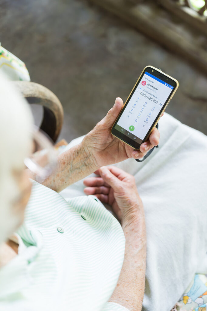 Telefonul Vârstnicului – sprijin esențial pentru seniorii României: peste 11.600 de apeluri în 2025